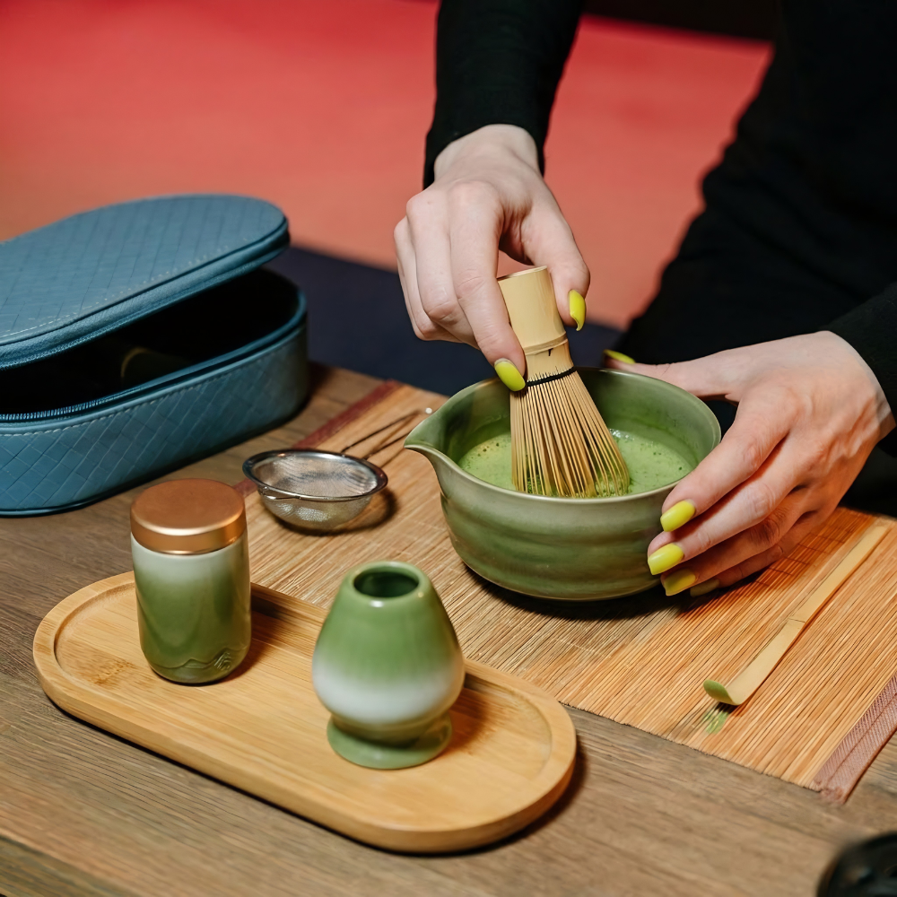 Préparation du matcha au fouet en bambou dans le bol vert