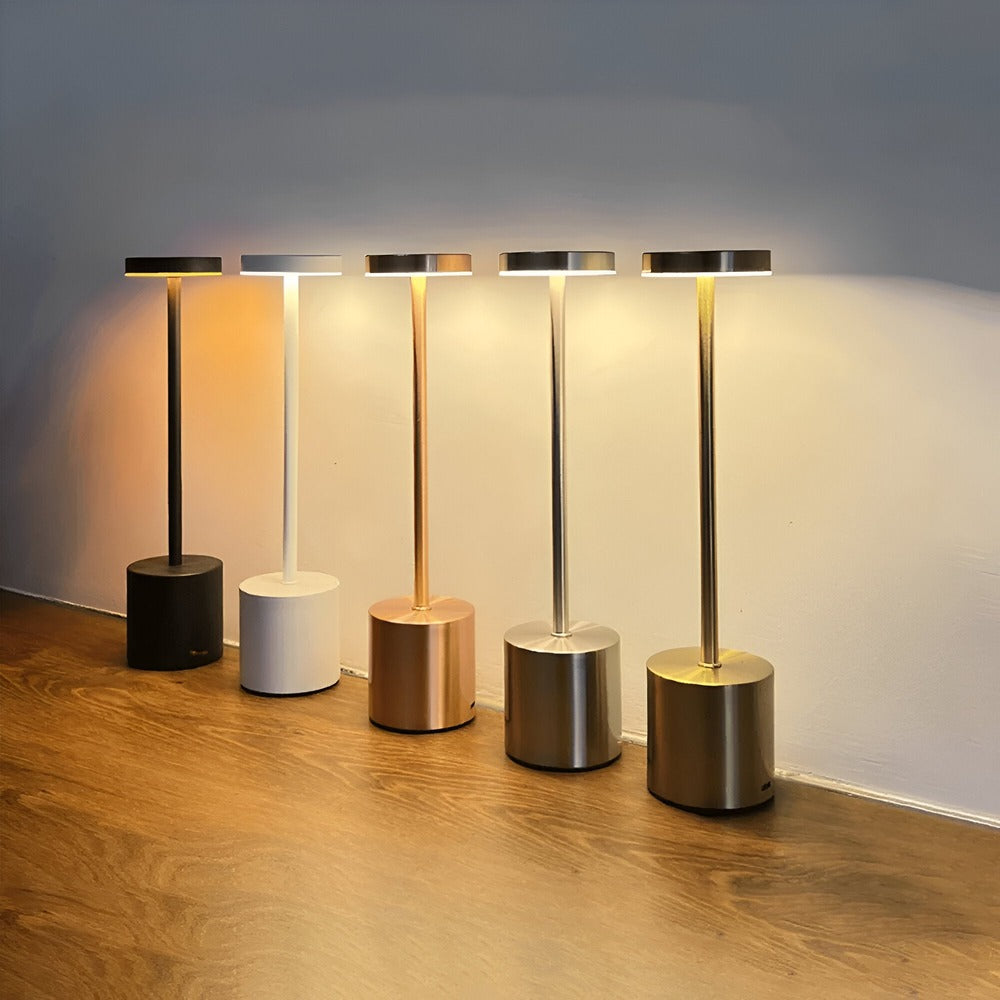 Cinq lampes de table sans fil allumées : noir, blanc, or rose, argenté et doré