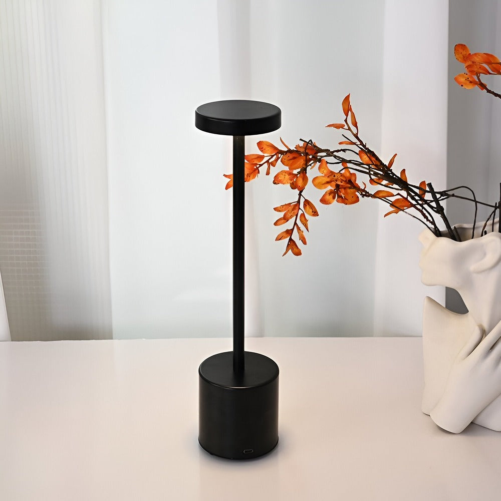 Lampe de table sans fil noire sur une console blanche