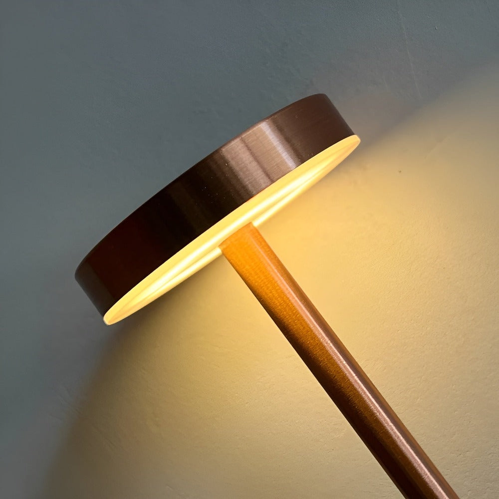 Tête lumineuse de la lampe de table sans fil en gros plan