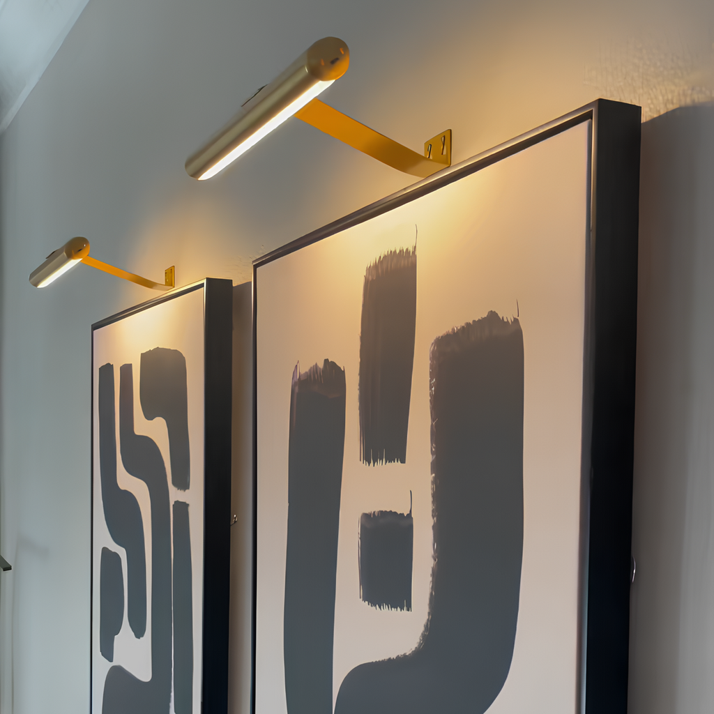 Lampes de tableau dorées à long bras au-dessus de toiles abstraites
