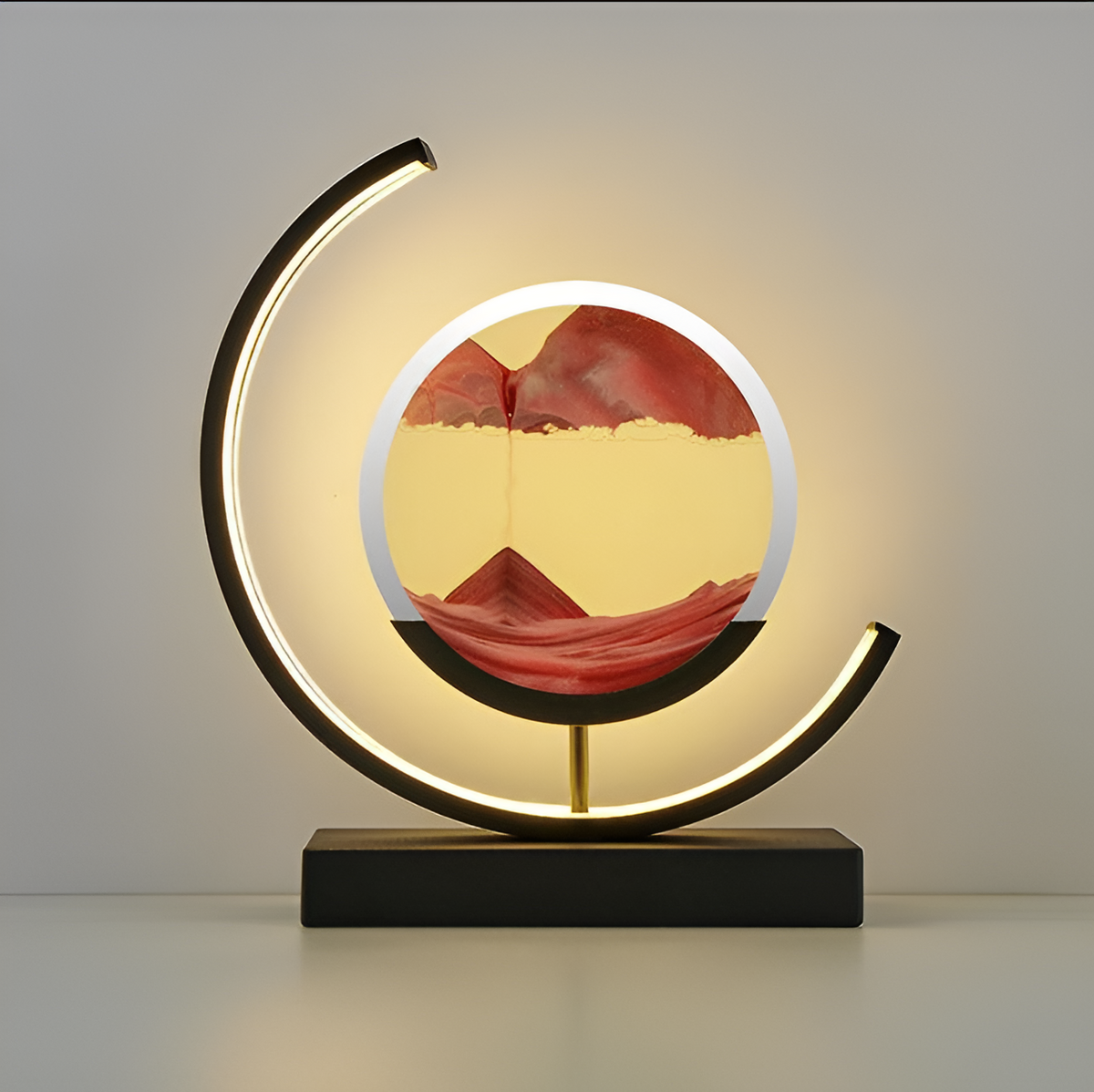 Lampe sablier à sable mouvant rouge allumée sur fond clair