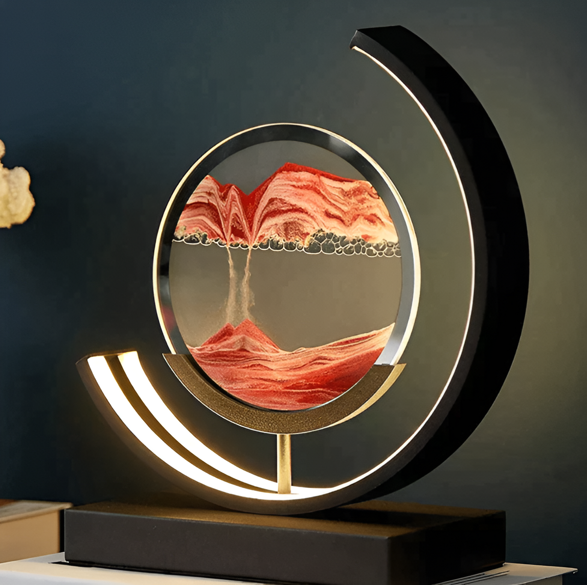 Lampe sablier à sable rouge sur un meuble sombre