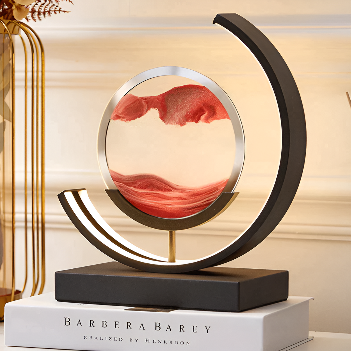 Lampe sablier à sable rouge posée sur des livres