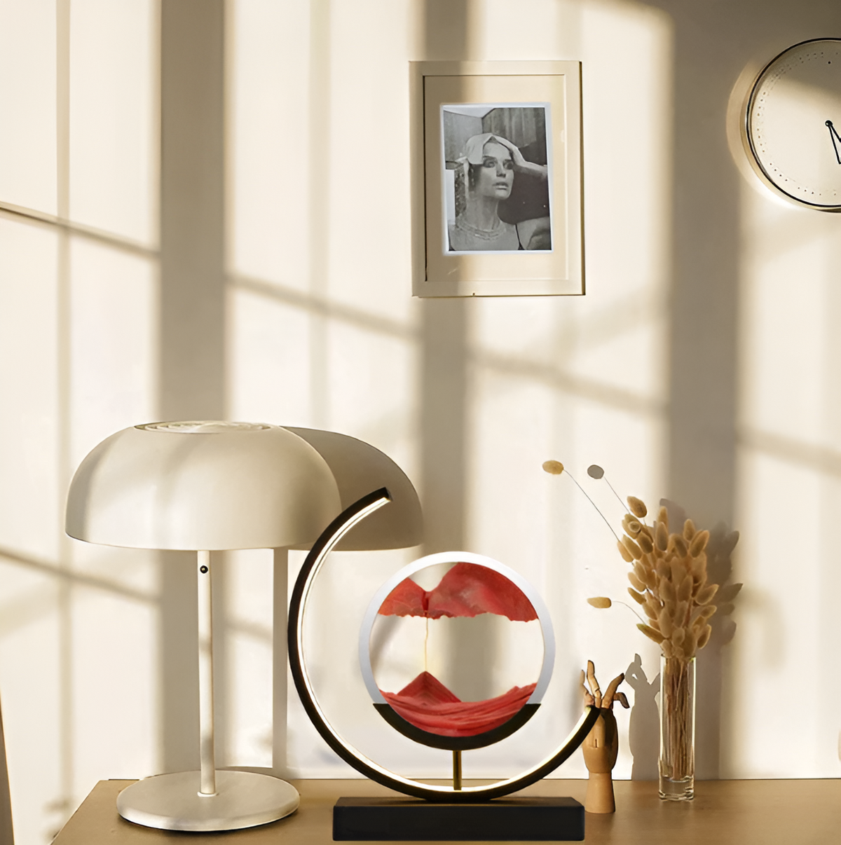 Lampe sablier à sable rouge sur un bureau près d'une fenêtre