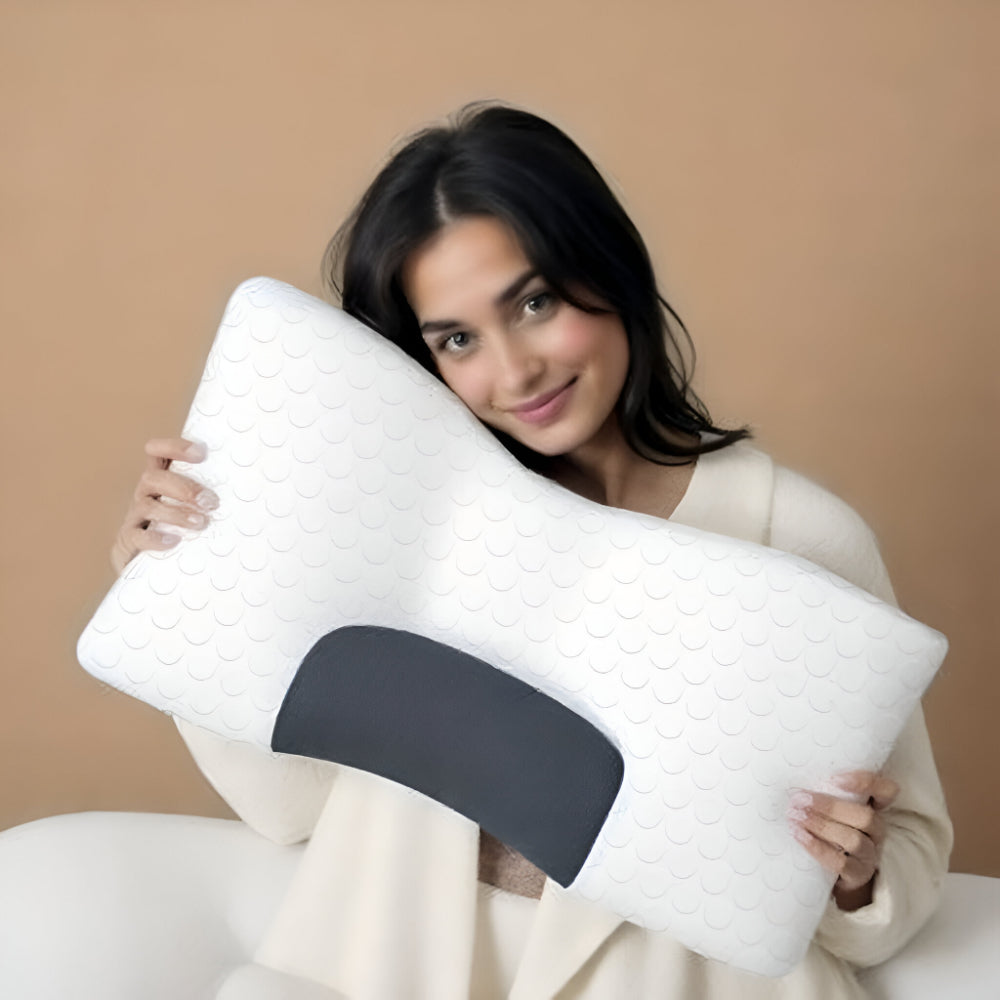Femme tenant l'oreiller ergonomique en forme de papillon dans ses bras