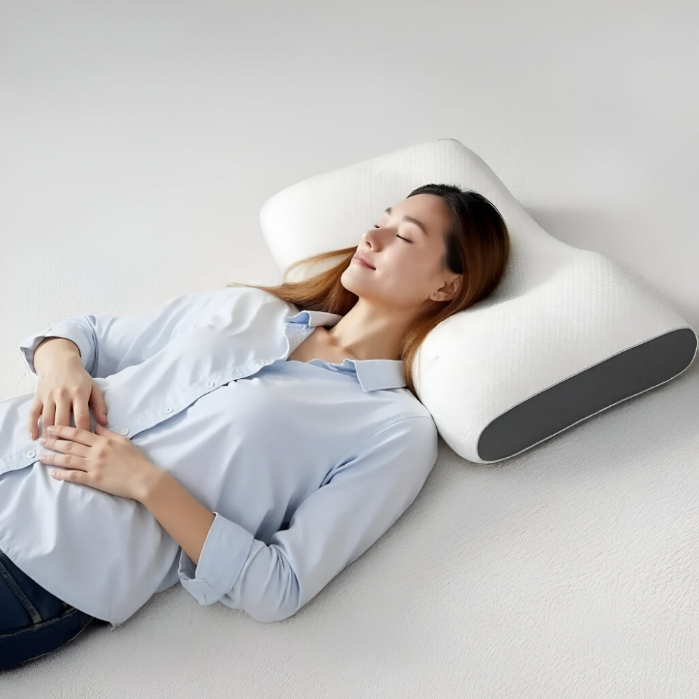 Femme allongée sur le dos sur l'oreiller ergonomique
