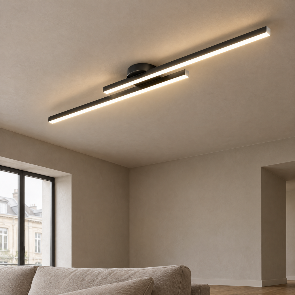 Plafonnier LED linéaire noir allumé au plafond d'un salon aux murs à la chaux