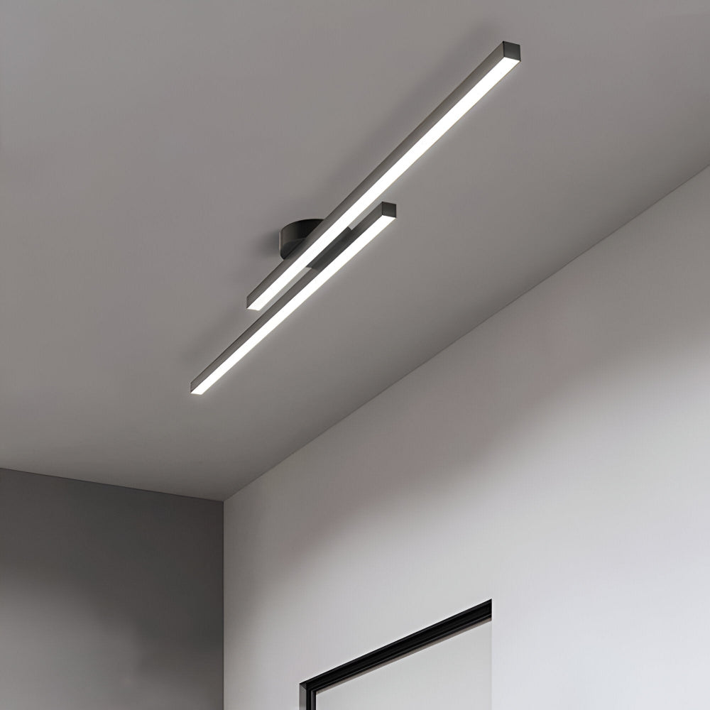 Plafonnier LED linéaire noir allumé au plafond d'une pièce lumineuse