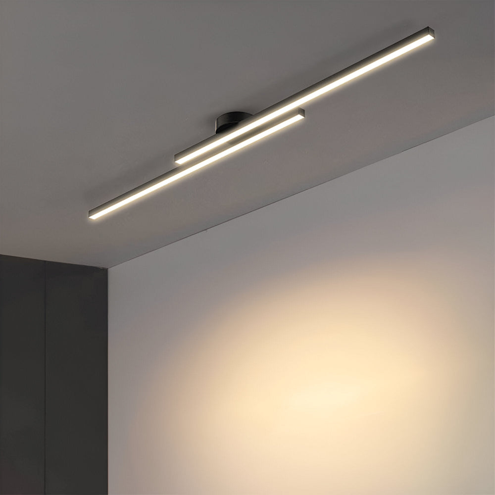 Plafonnier LED linéaire noir diffusant une lumière chaude au plafond