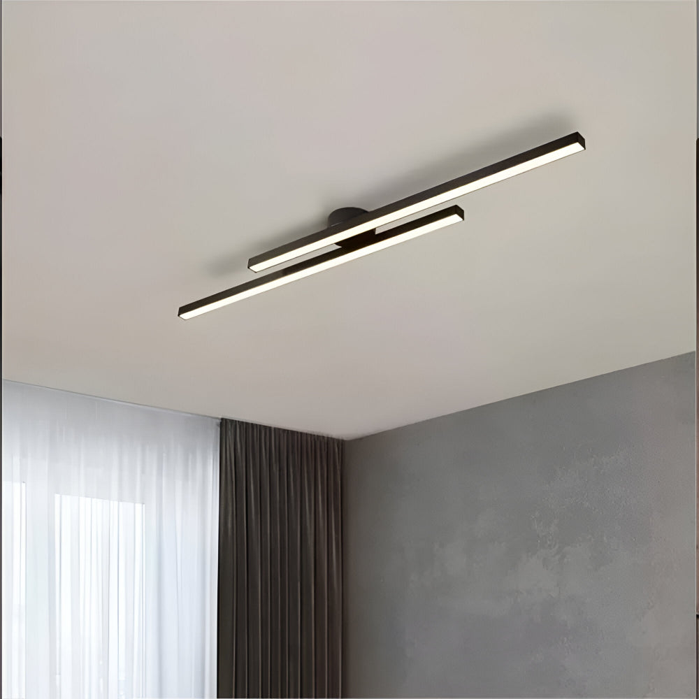 Plafonnier LED à double barre au plafond d'une pièce aux rideaux gris