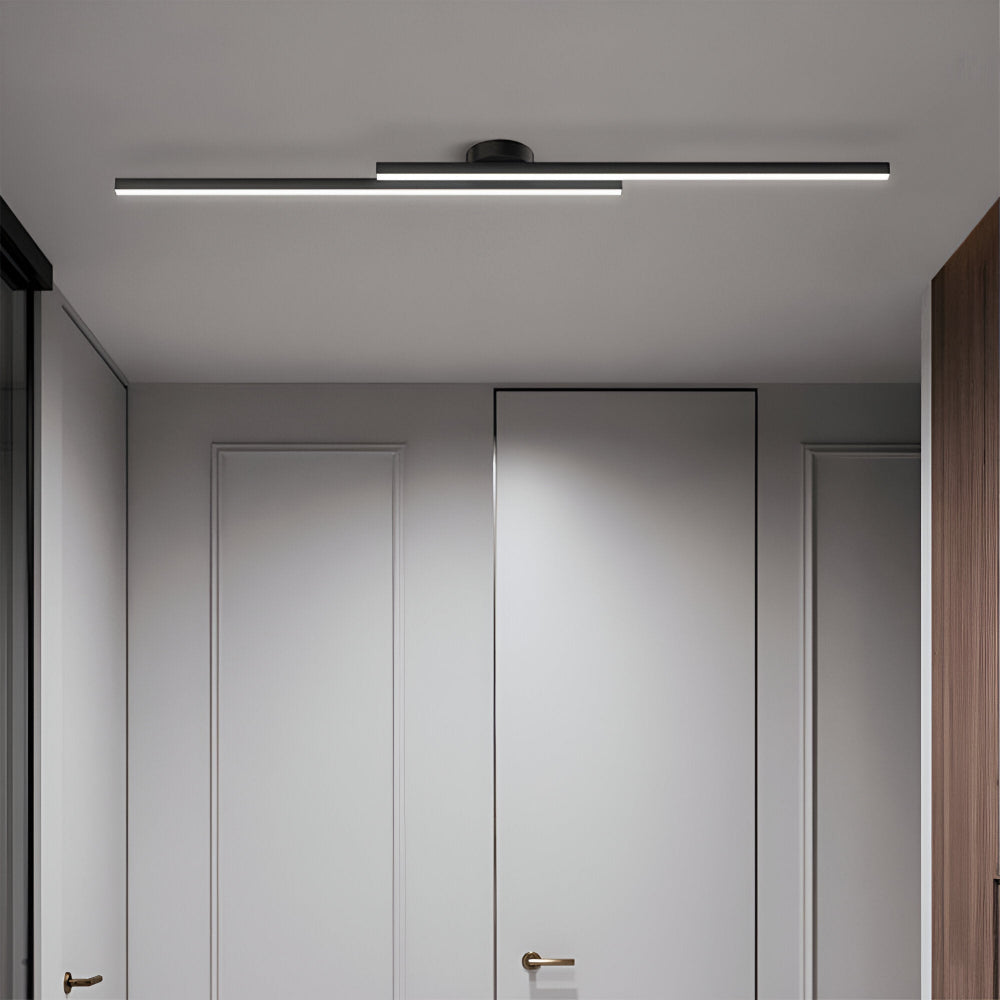 Plafonnier LED linéaire au plafond d'un dressing