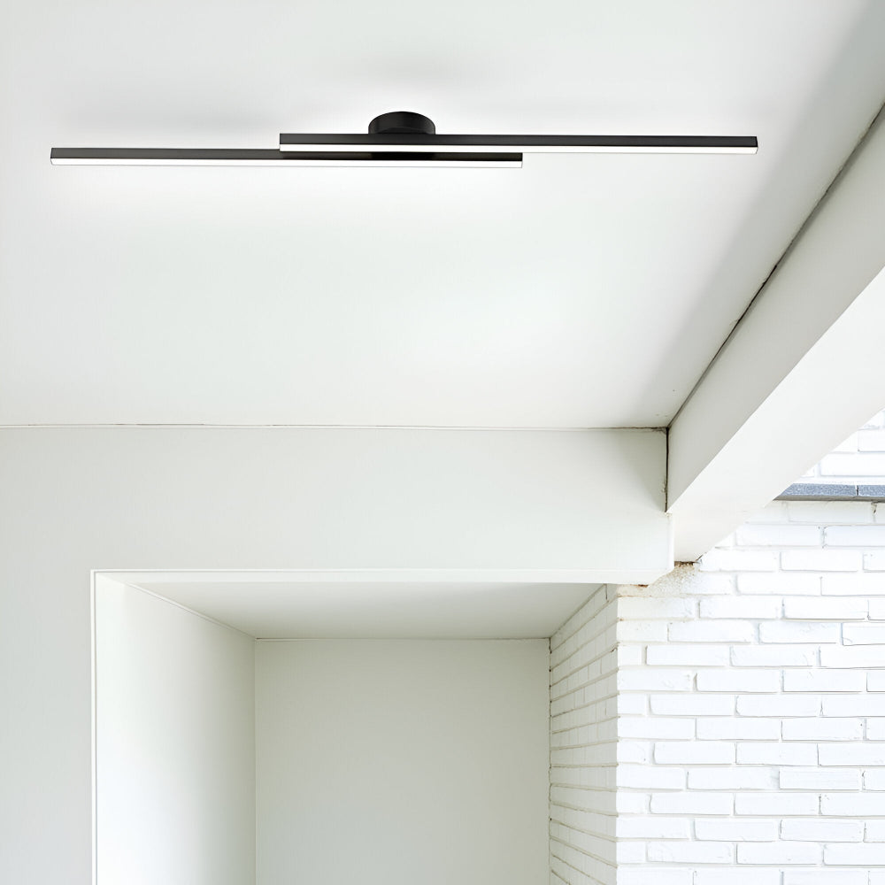 Plafonnier LED linéaire au plafond d'un espace ouvert