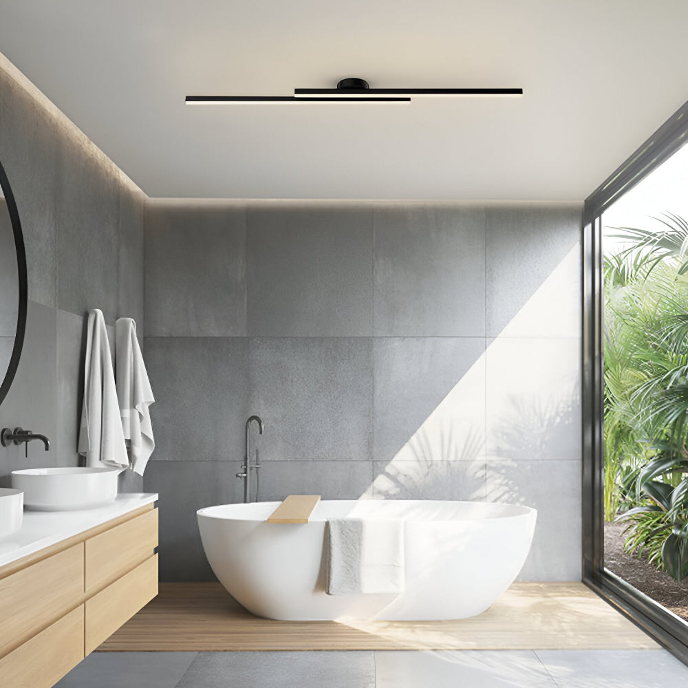 Plafonnier LED linéaire au-dessus d'une salle de bain