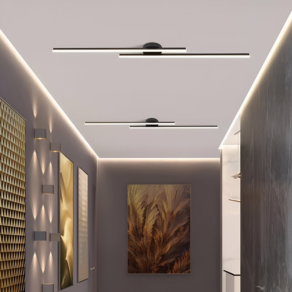 Plafonnier LED linéaire dans un couloir décoré