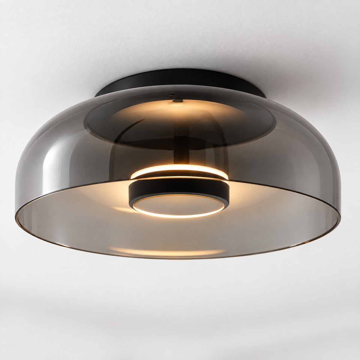 Gros plan sur la vasque en verre gris fumé et l'anneau LED allumé