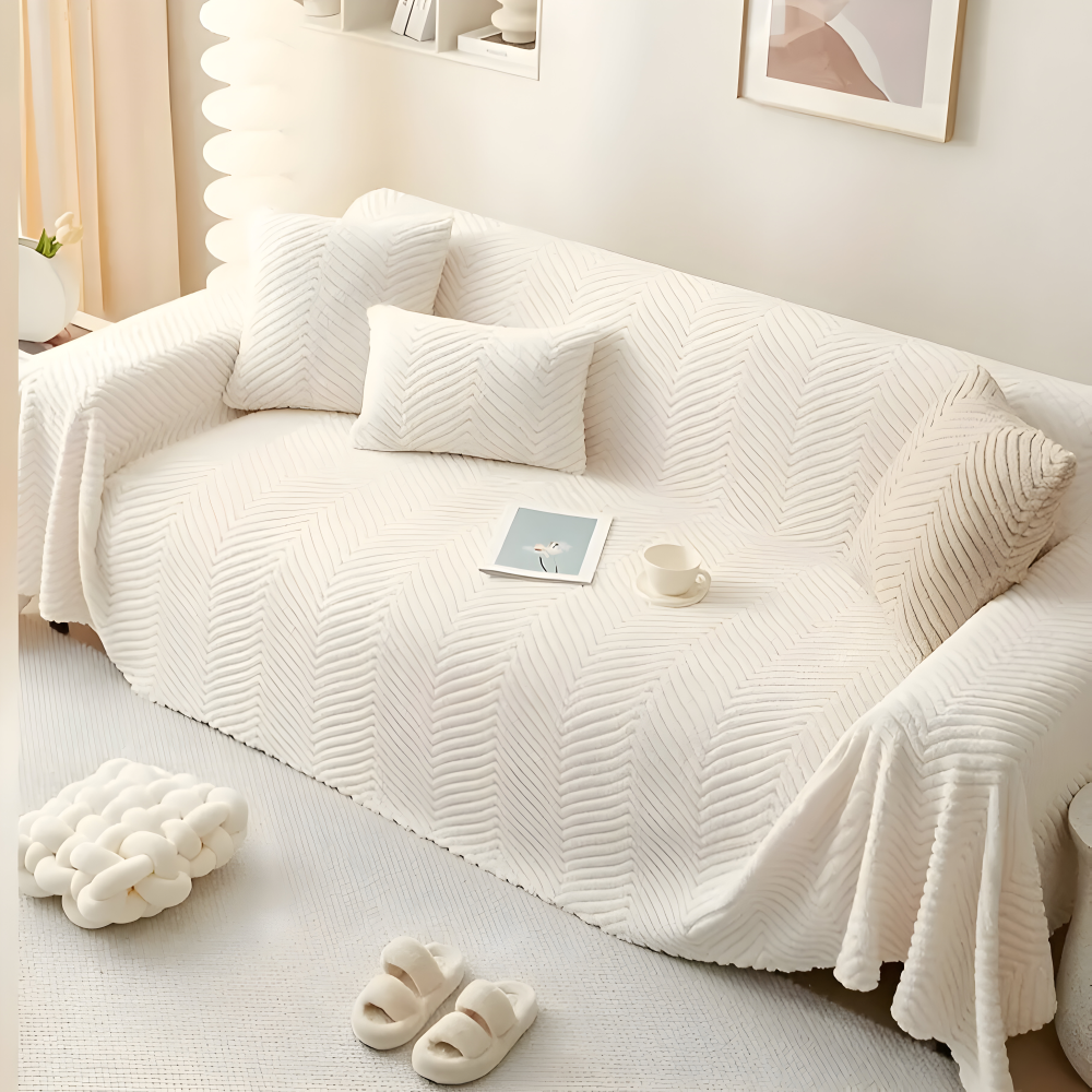 Plaid blanc avec coussins assortis sur un canapé trois places