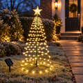 Sapin lumineux extérieur à spirale blanc chaud avec étoile et panneau solaire dans un jardin, près de l'allée vers la porte d'entrée