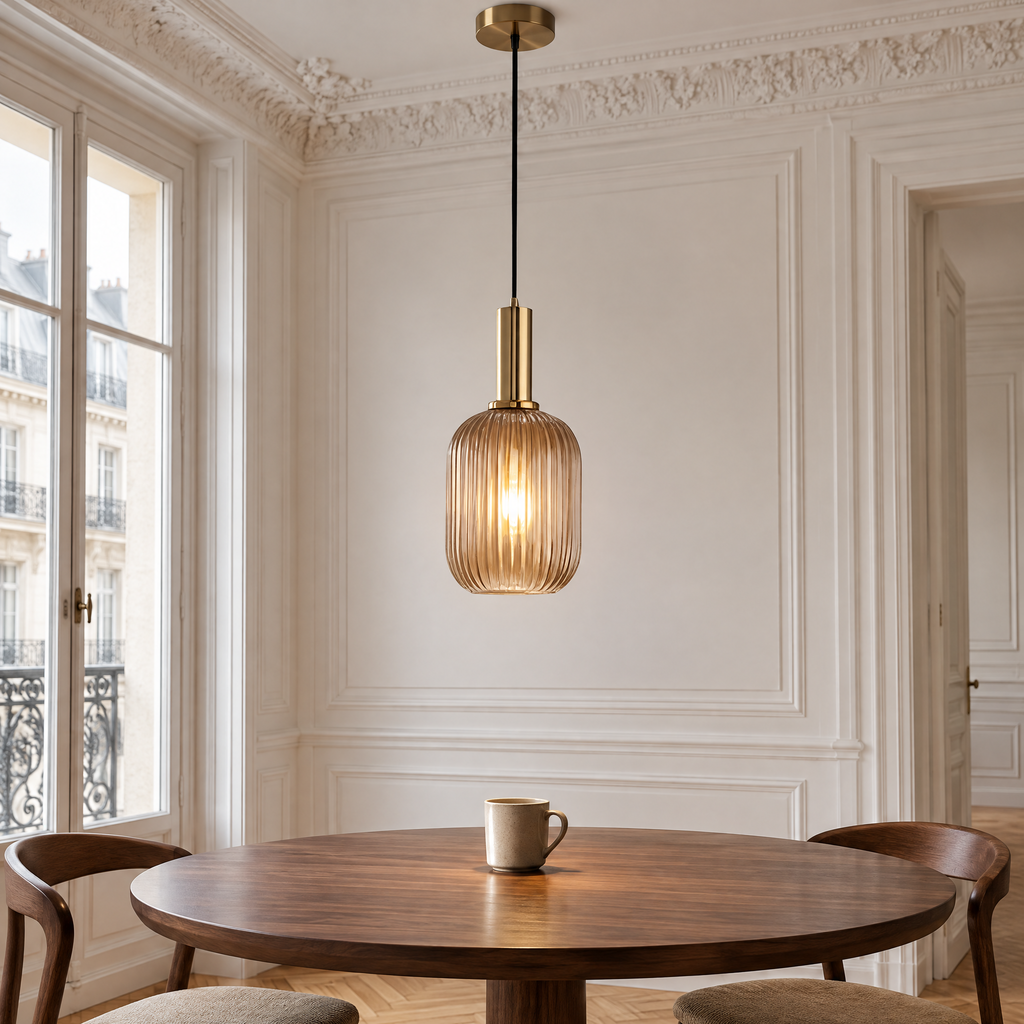 Suspension luminaire verre strié champagne au-dessus d'une table ronde en noyer