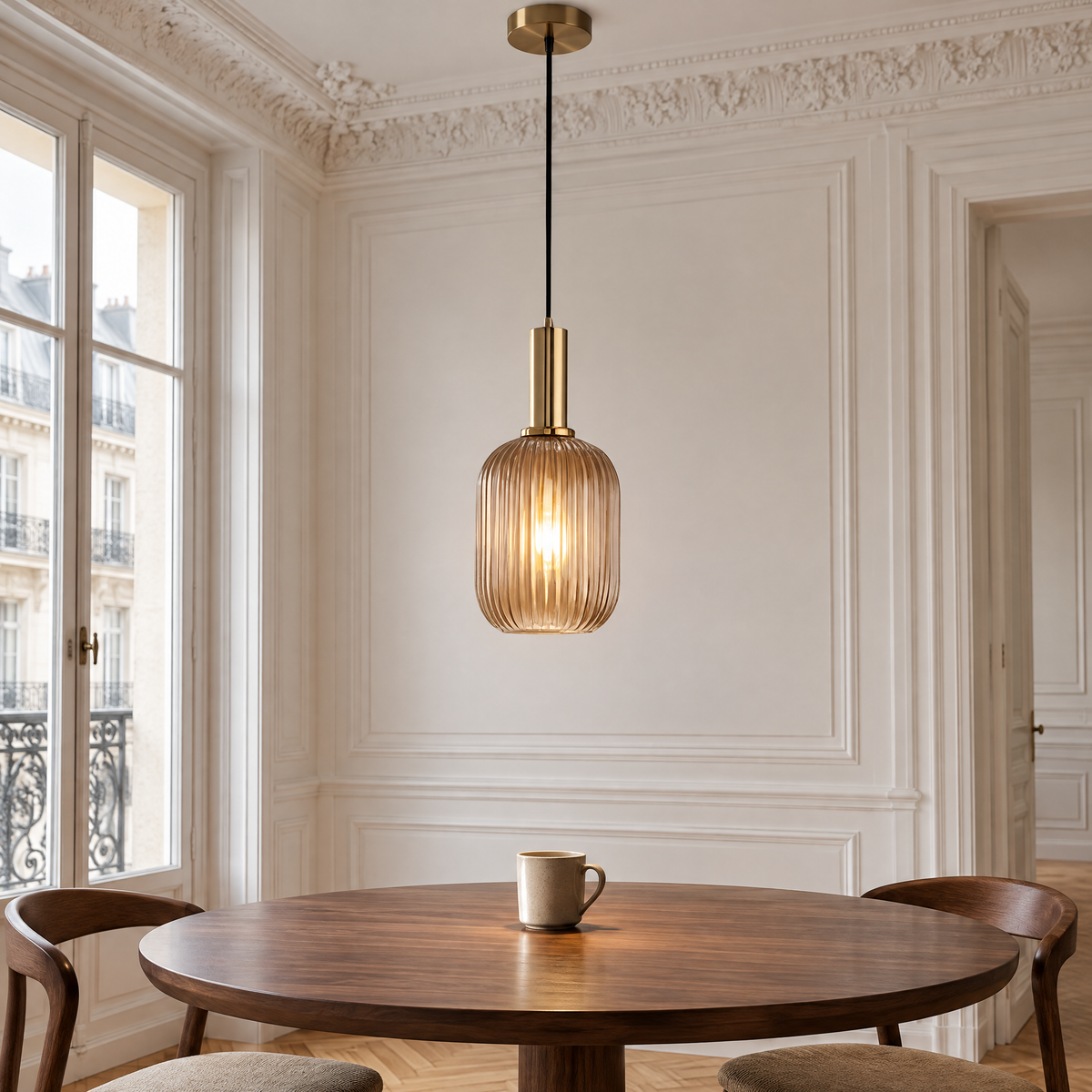 Suspension luminaire verre strié champagne au-dessus d'une table ronde en noyer