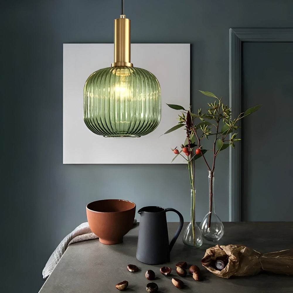 Suspension en verre strié vert et doré au-dessus d'une console