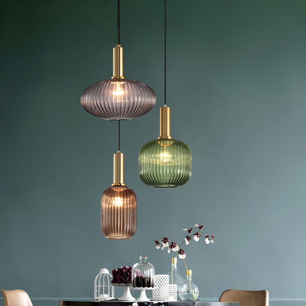 Trois suspensions en verre strié au-dessus d'une table dressée