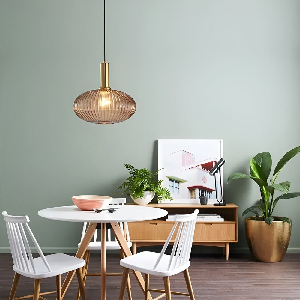 Grande suspension en verre strié champagne au-dessus d'une table ronde