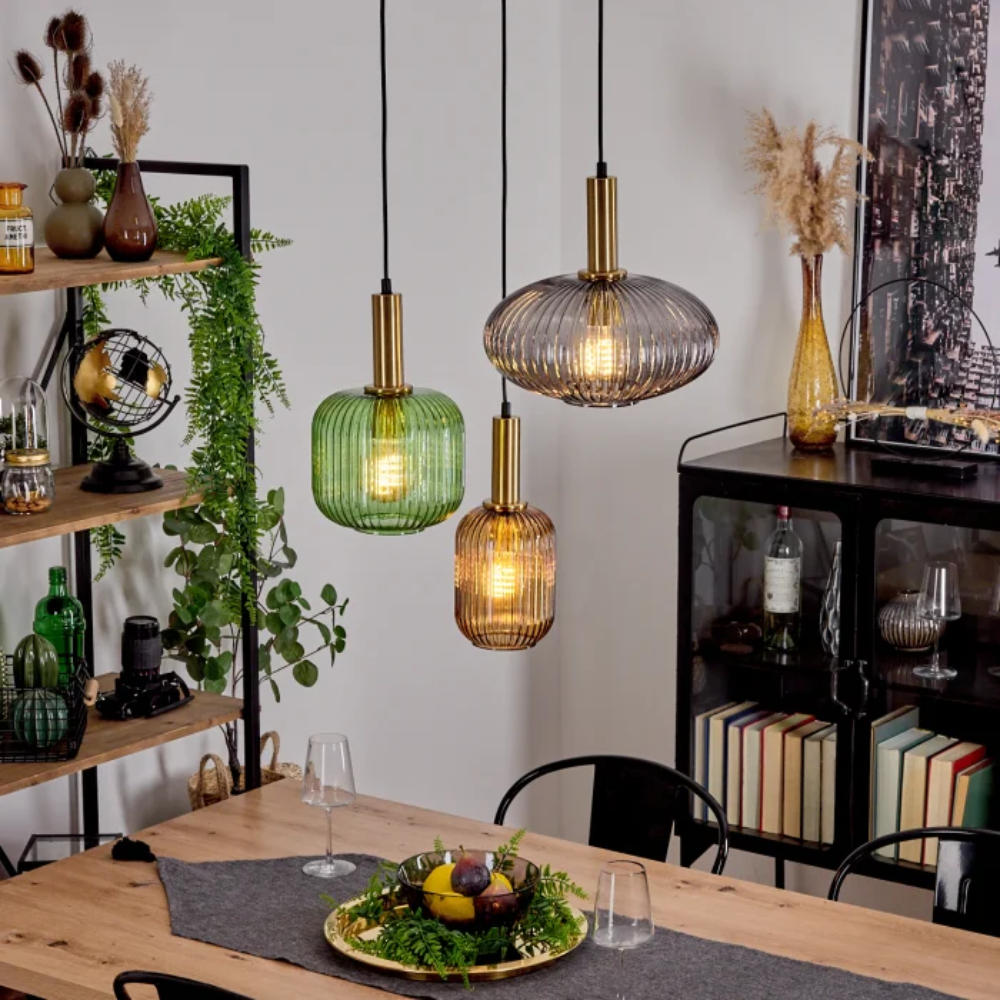 Suspensions en verre strié allumées au-dessus d'une table en bois