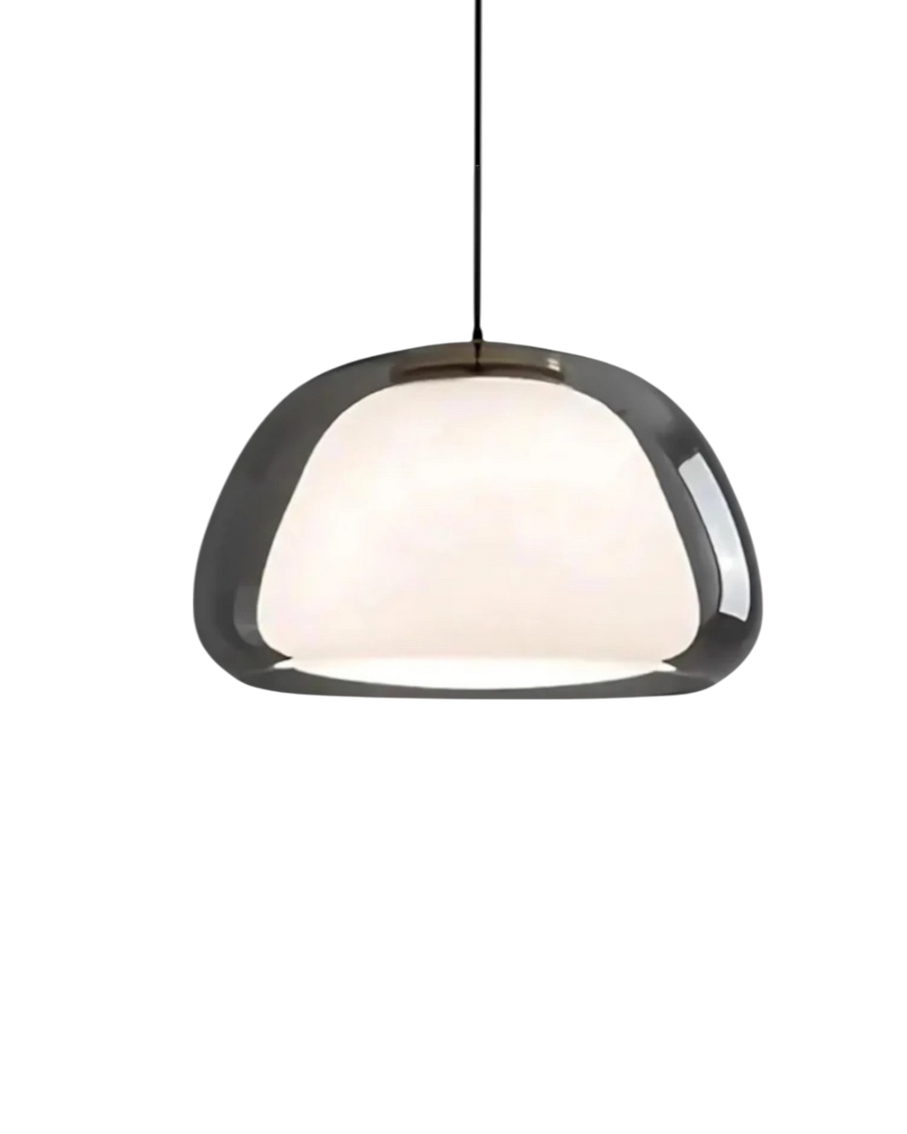 Suspension luminaire en verre fumé gris avec dôme d'opaline blanche, allumée sur fond noir