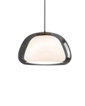 Suspension luminaire en verre fumé gris avec dôme d'opaline blanche, allumée sur fond noir