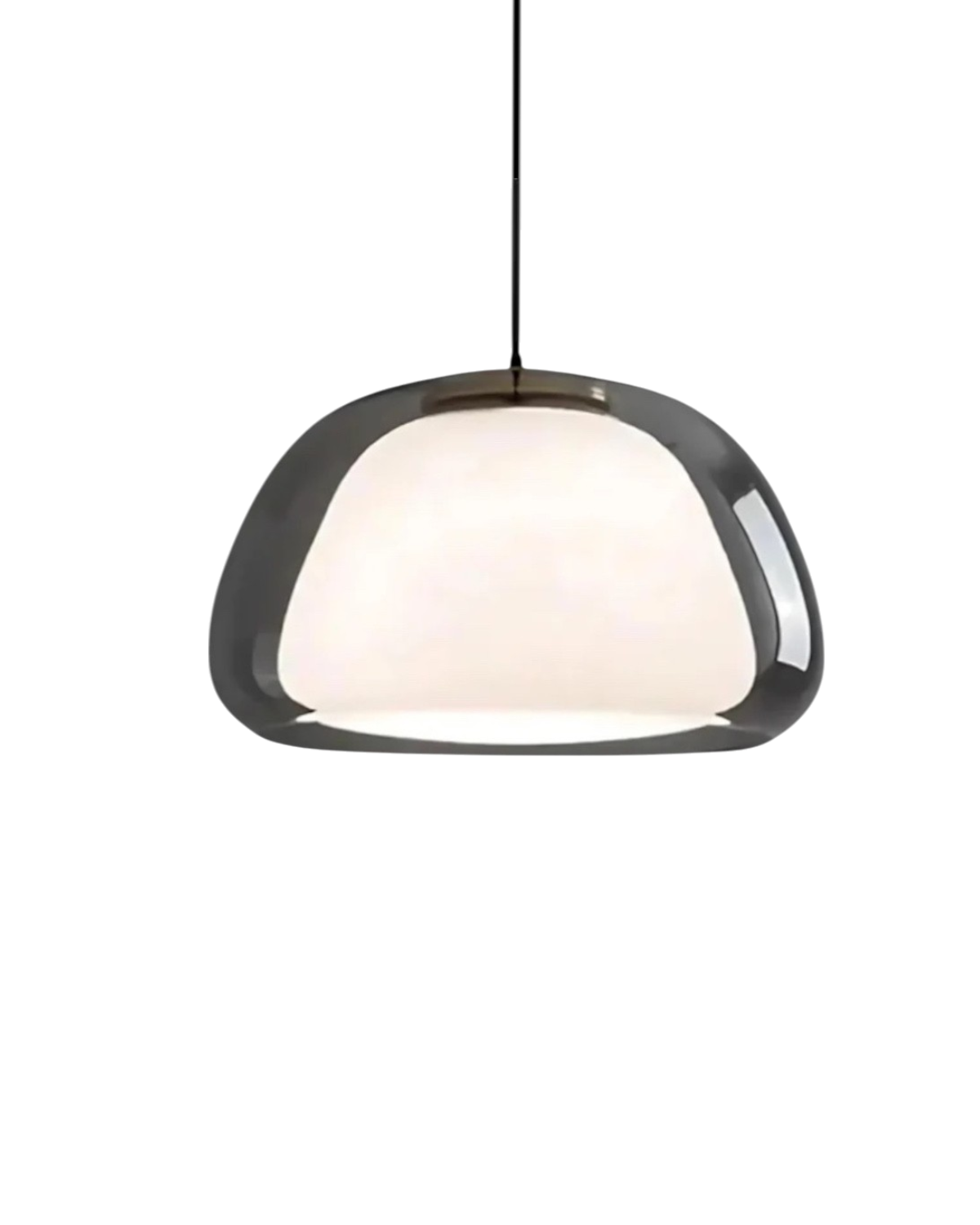 Suspension luminaire en verre fumé gris avec dôme d'opaline blanche, allumée sur fond noir