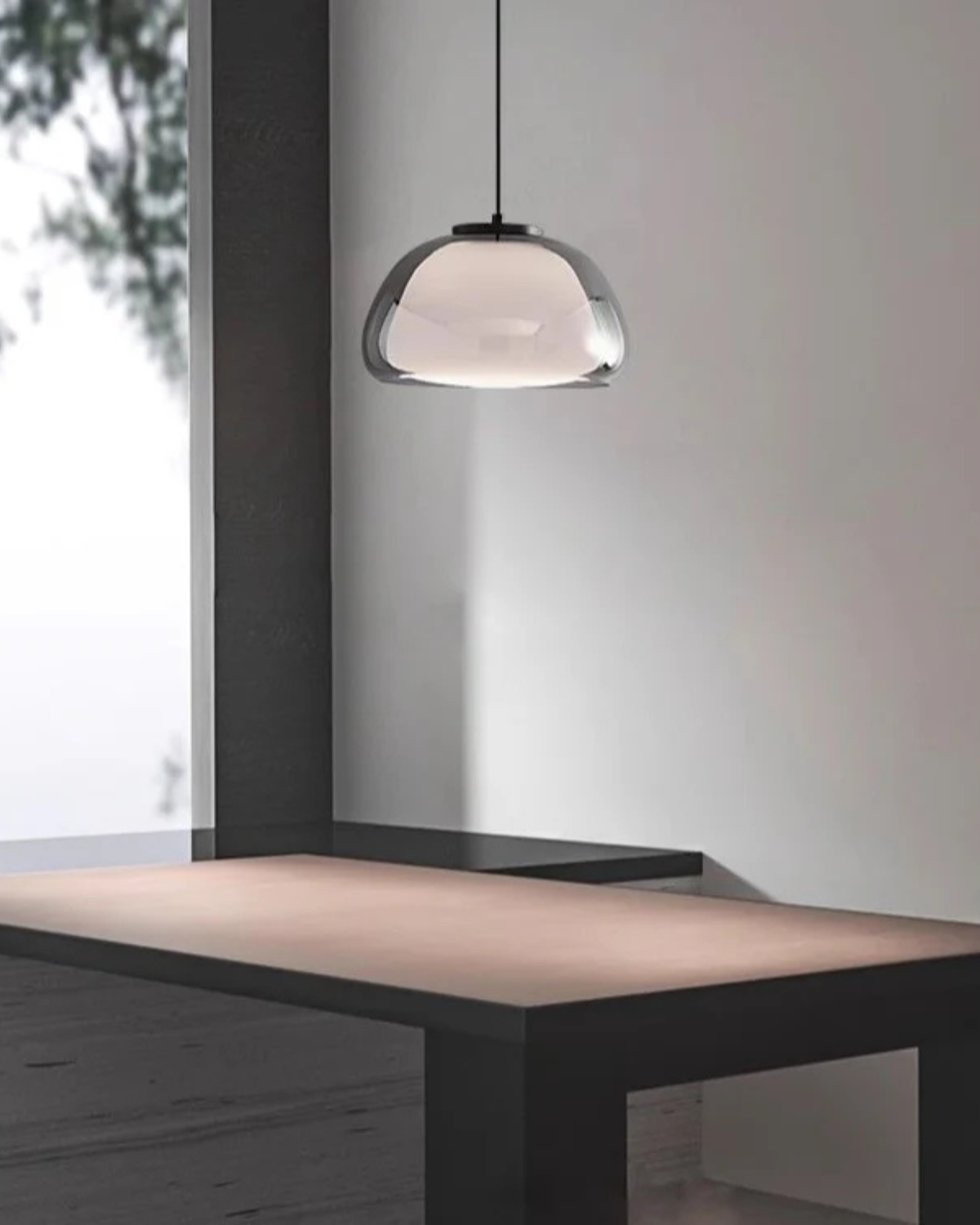 Suspension en verre fumé au-dessus d'une table sombre