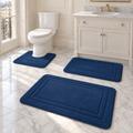 Tapis de bain mémoire de forme bleu marine, lot de 3 avec contour WC, dans une salle de bain haussmannienne