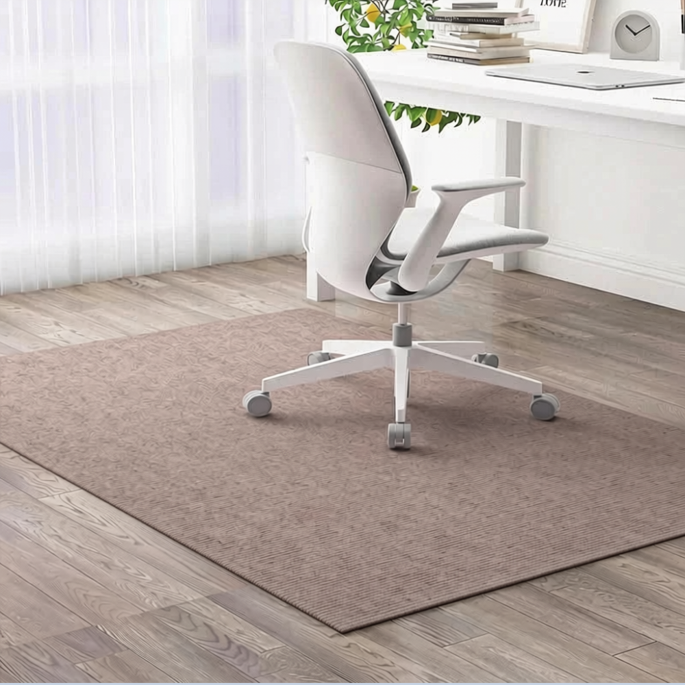 Tapis de chaise de bureau taupe dans un bureau lumineux
