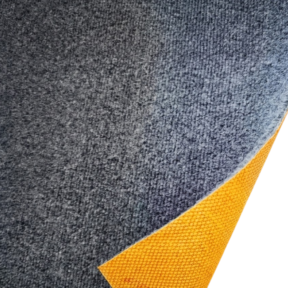 Tapis de chaise de bureau gris retourné montrant son dessous jaune
